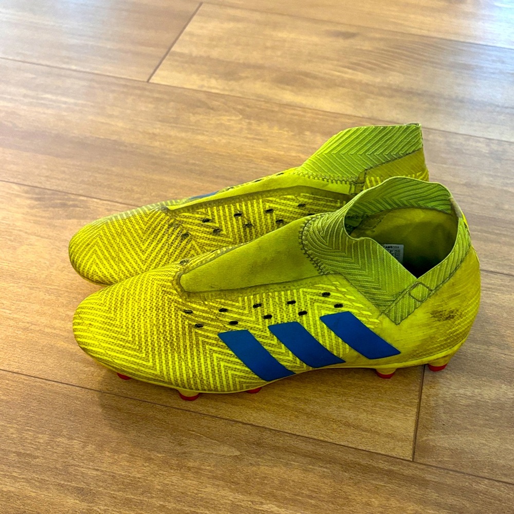 Boys soccer cleats, no laces, slip on, size 6.5